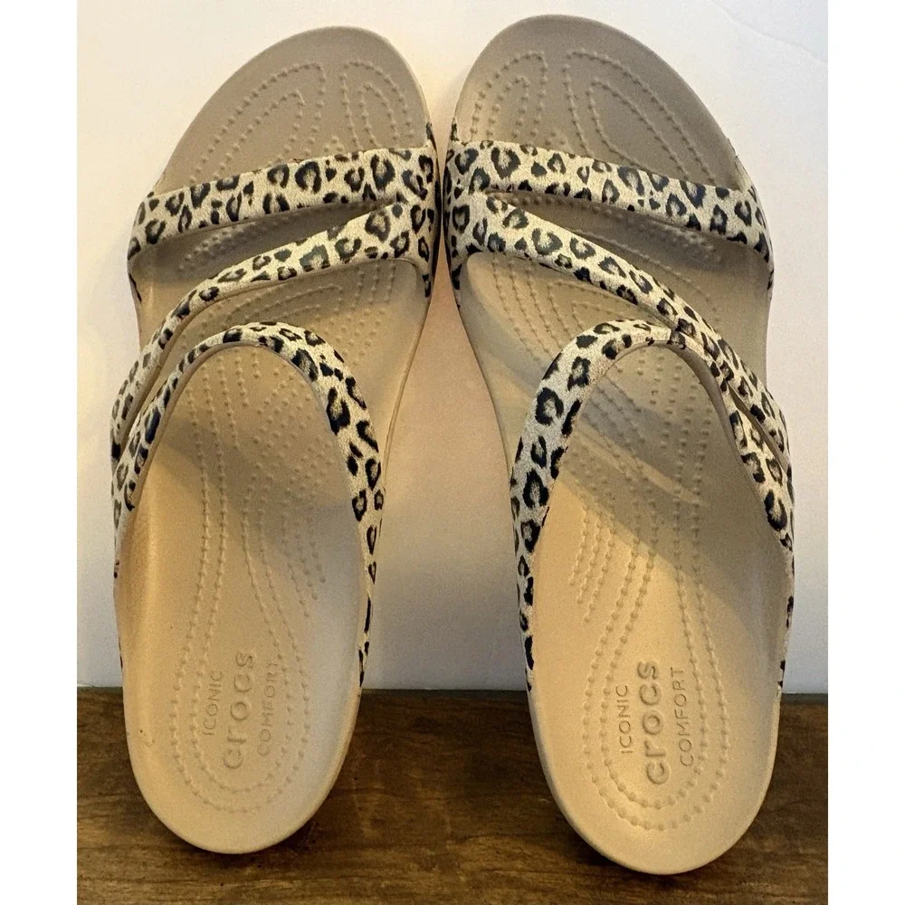 Crocs Kadee II Women's Flip Flop Sandals Leopard Print, Size 9 - Picture 2 of 5